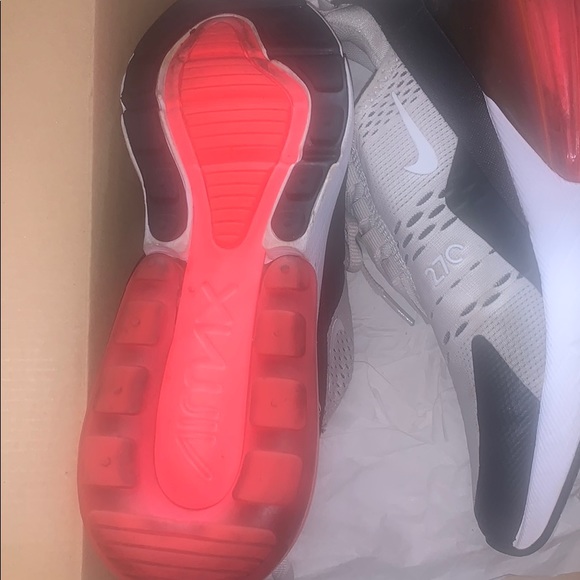 Nike AirMax 270 - Picture 2 of 6